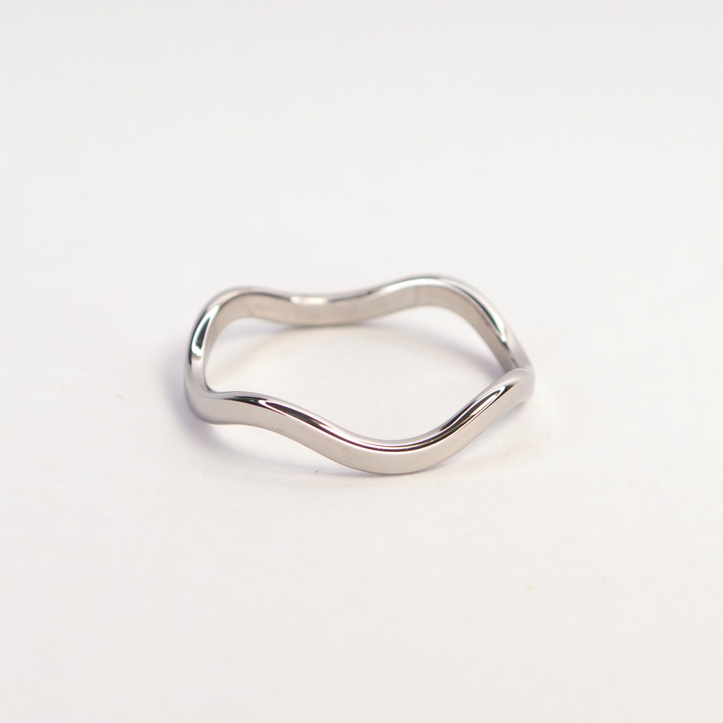 Asta Organic Wave Ring silver front view — Tamola Jewellery