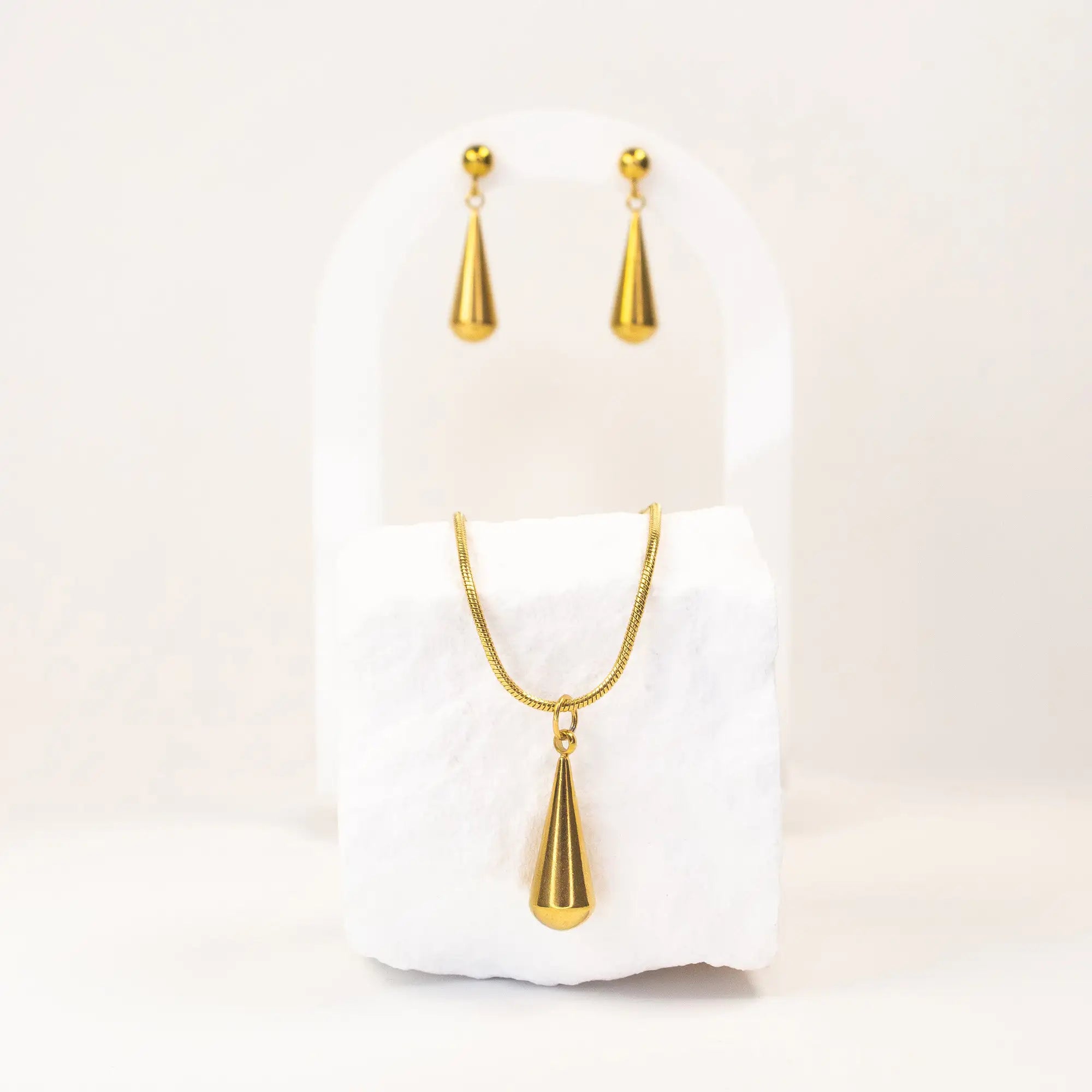 Celeste Teardrop Set gold pendant necklace close-up stainless steel — Tamola Jewellery
